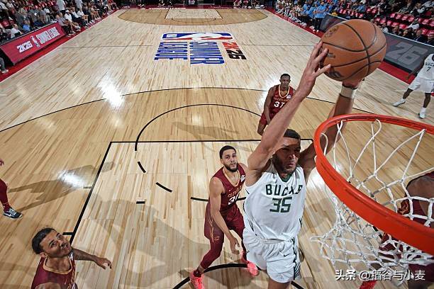 雄鹿大个子球员内线表现抢眼,助球队战胜对手 雄鹿大个子球员内线表现抢眼,助球队战胜对手