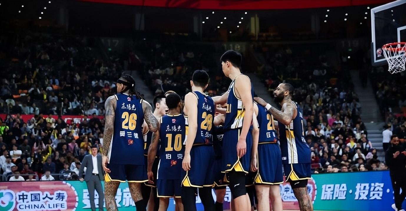 深圳男篮全队拼尽全力,外援合力追逐胜利 深圳男篮全队拼尽全力,外援合力追逐胜利