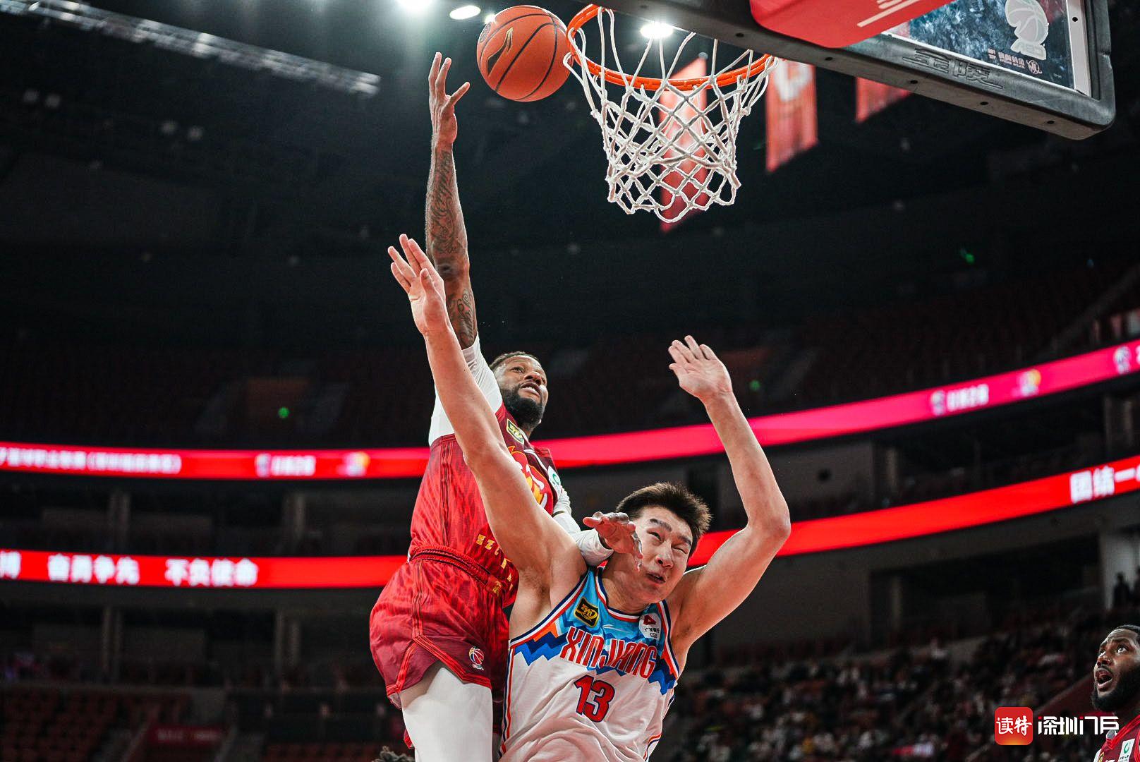 深圳男篮全队拼尽全力,外援合力追逐胜利 深圳男篮全队拼尽全力,外援合力追逐胜利