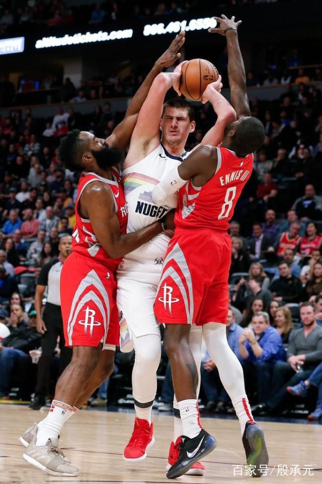 汉堡SV主场大捷,重返德甲争冠行列 汉堡SV主场大捷,重返德甲争冠行列