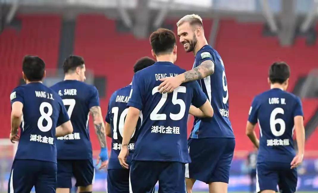 富力客场对阵申花,全队备战决胜时刻 富力客场对阵申花,全队备战决胜时刻