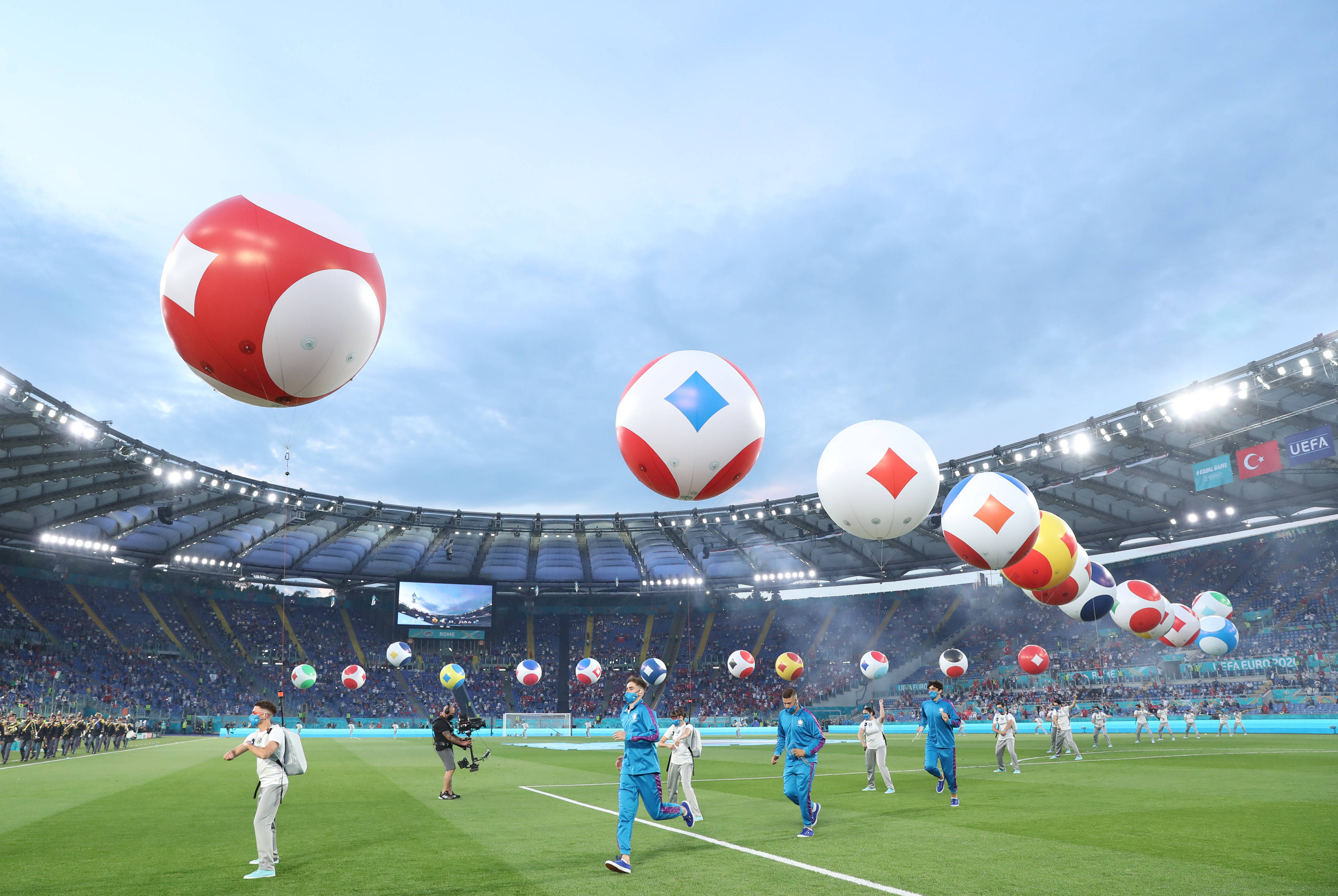 足球赛事投入火热，精彩不容错过