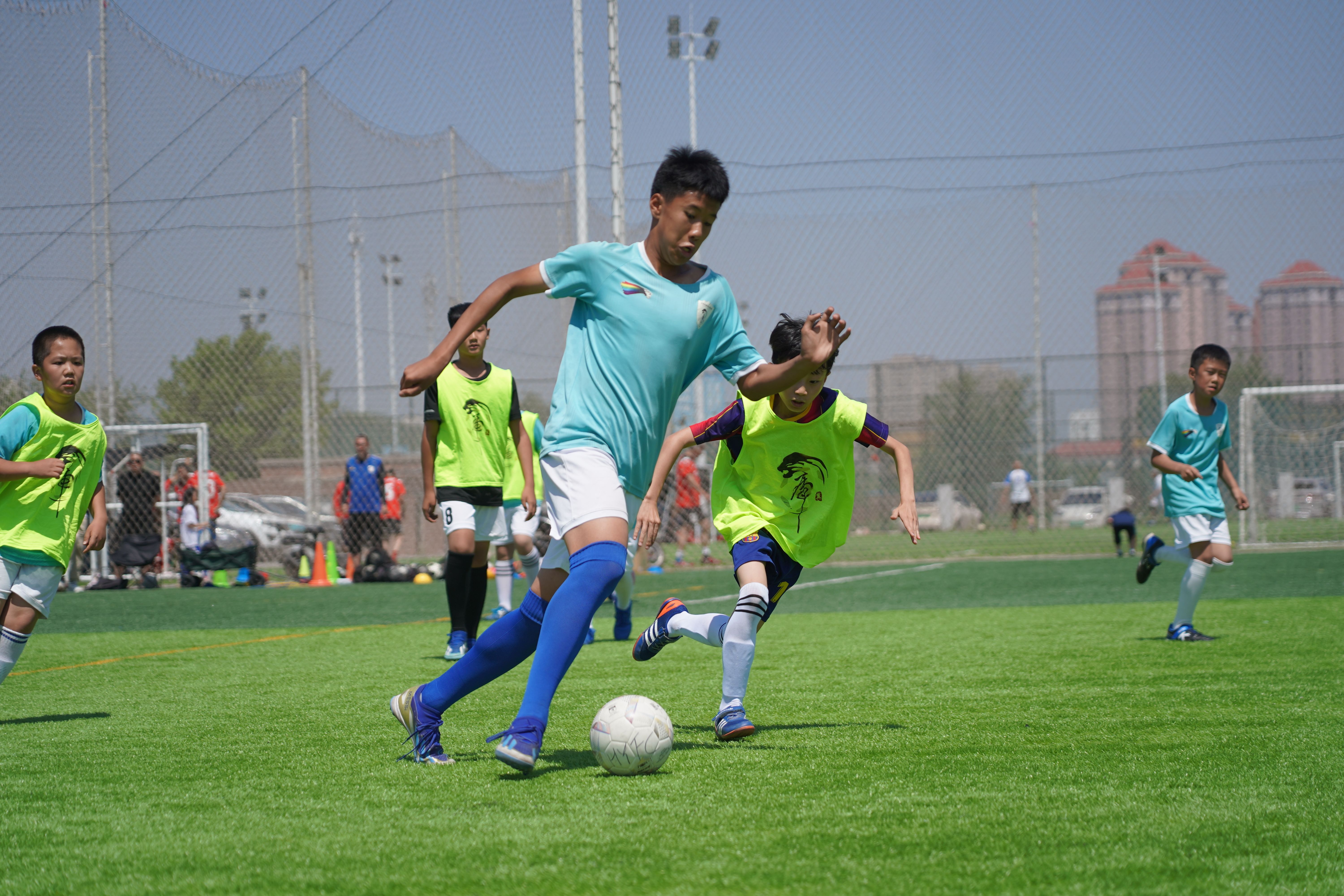 高温对抗!国内足球联赛热血搏杀 高温对抗!国内足球联赛热血搏杀