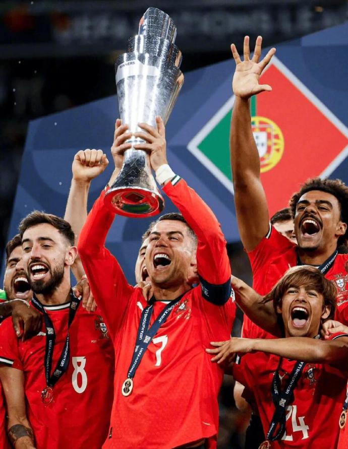 克里斯蒂亚诺准备迎战挑战,为葡萄牙争取胜利 克里斯蒂亚诺准备迎战挑战,为葡萄牙争取胜利