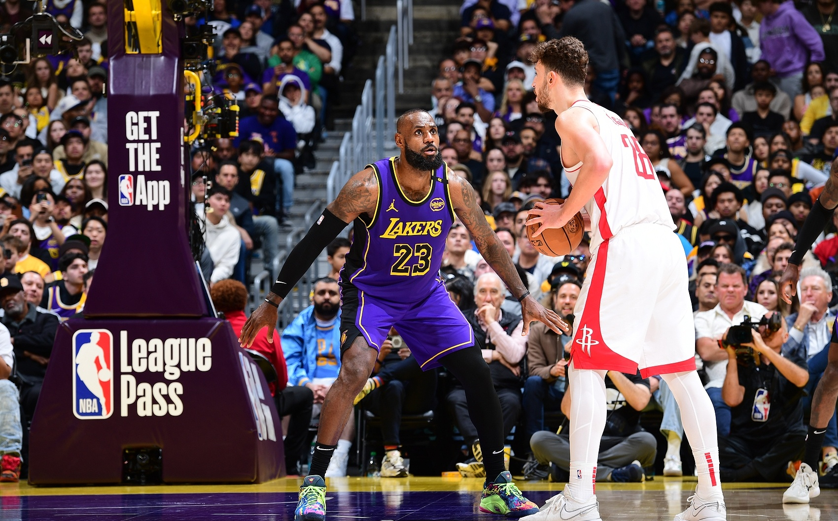 湖人主场强势逆袭,太阳鹈鹕备受关注 湖人主场强势逆袭,太阳鹈鹕备受关注