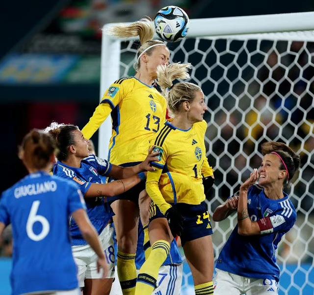 瑞典女足队在比赛中展现出强大实力