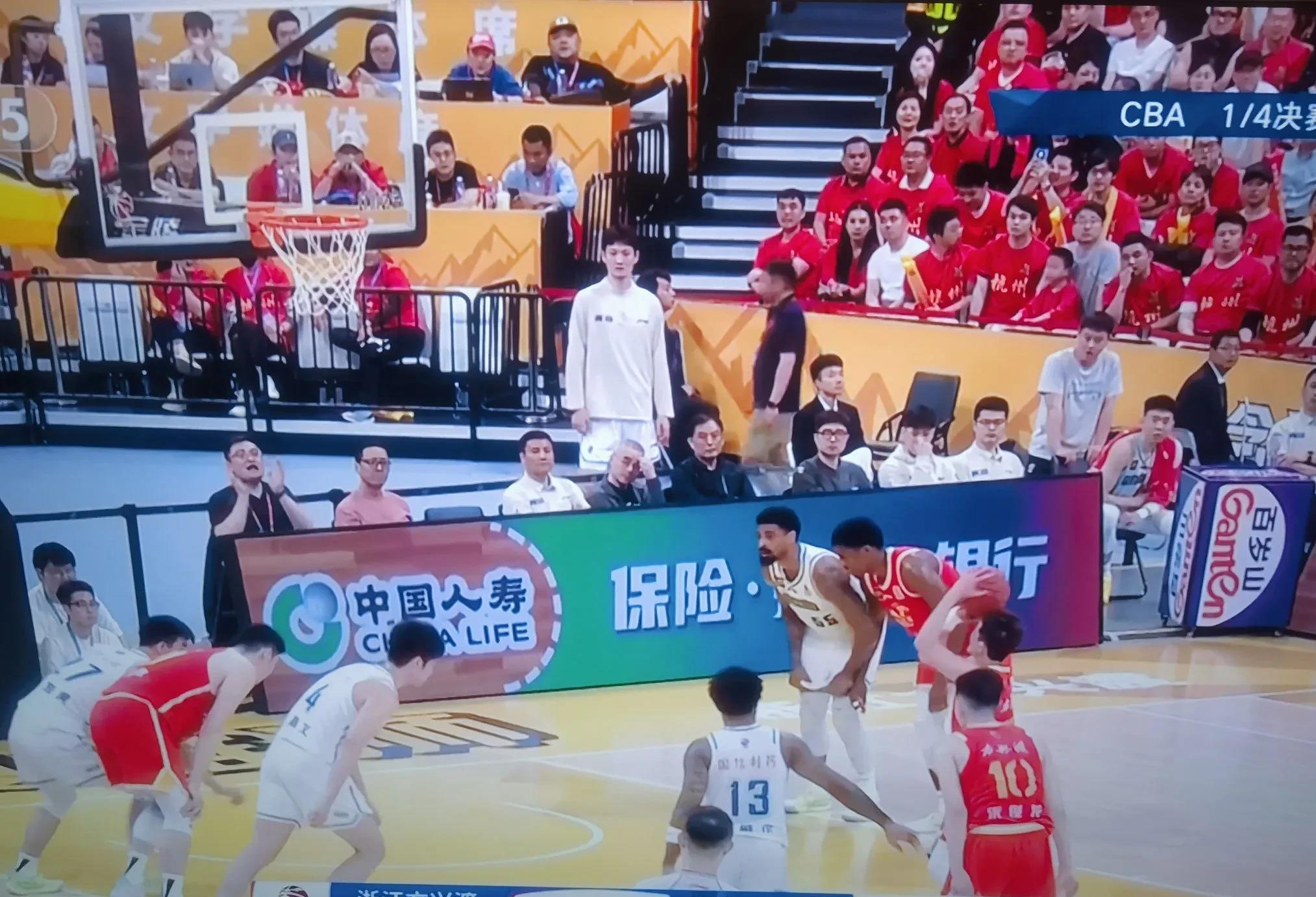 辽宁男篮防守强劲,成功守住榜首位置 辽宁男篮防守强劲,成功守住榜首位置