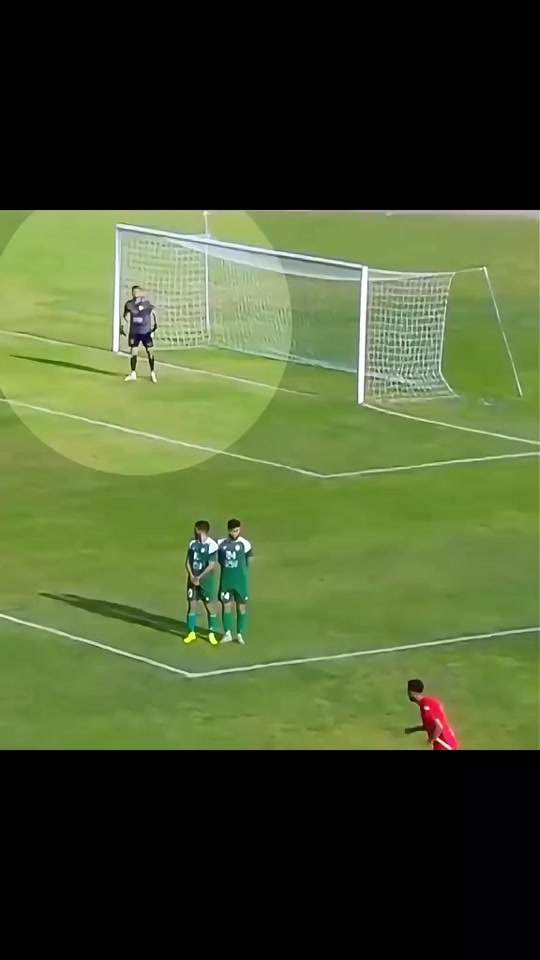 足球场上千回百转,惊险绝伦的一幕 足球场上千回百转,惊险绝伦的一幕