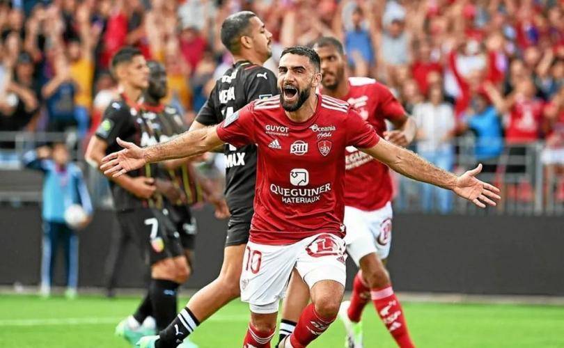 法甲微妙!里尔客场2-2战平斯特拉斯堡,双方互不相让 法甲微妙!里尔客场2-2战平斯特拉斯堡,双方互不相让