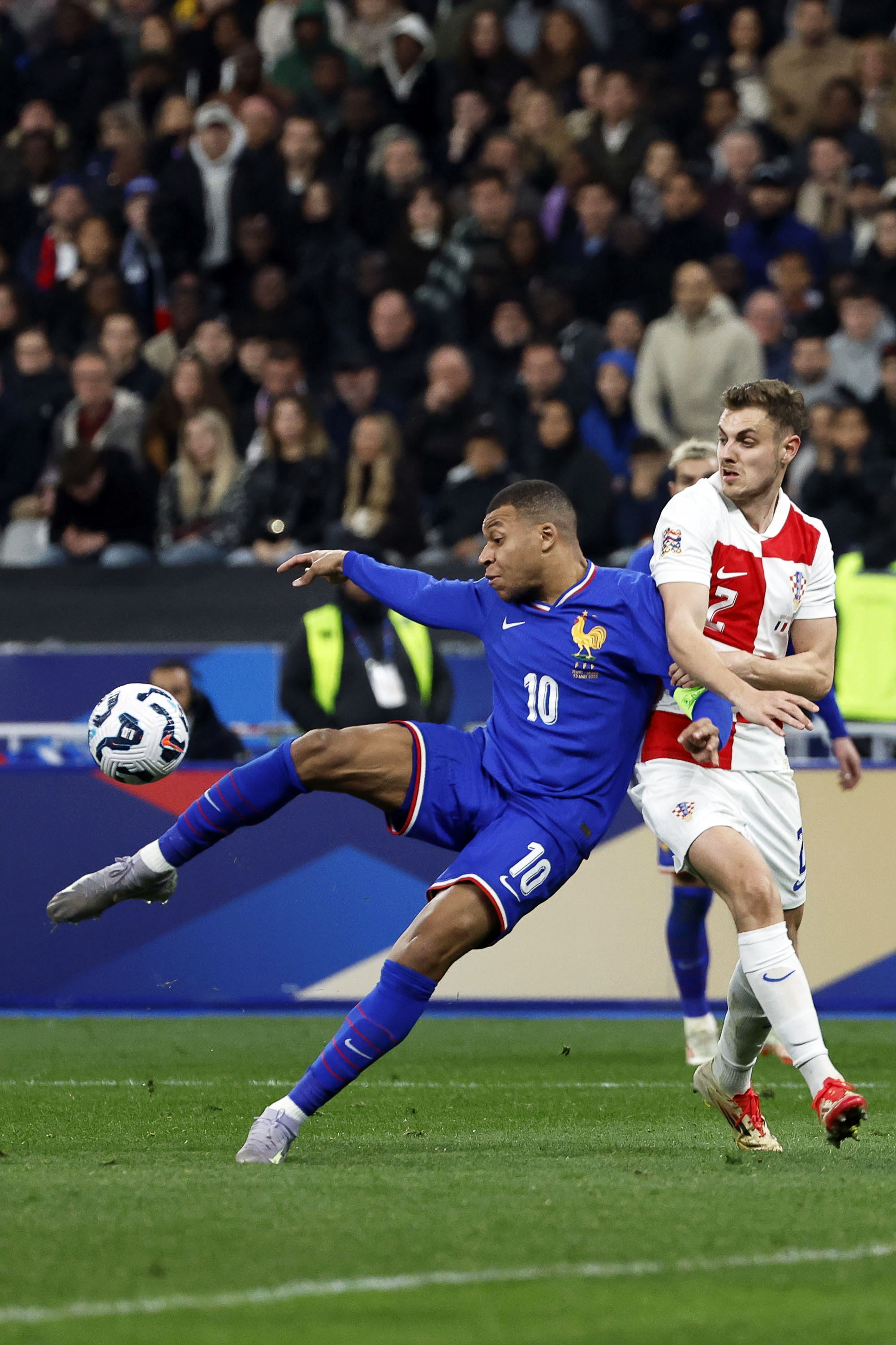 防守层层:欧国联比赛精彩比拼 防守层层:欧国联比赛精彩比拼