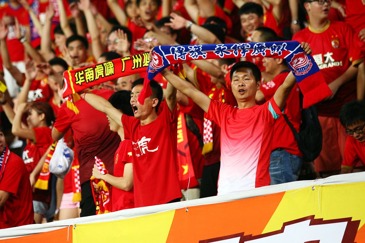 精彩绝伦的比赛中,球队奋勇拼搏,最终笑到最后 精彩绝伦的比赛中,球队奋勇拼搏,最终笑到最后