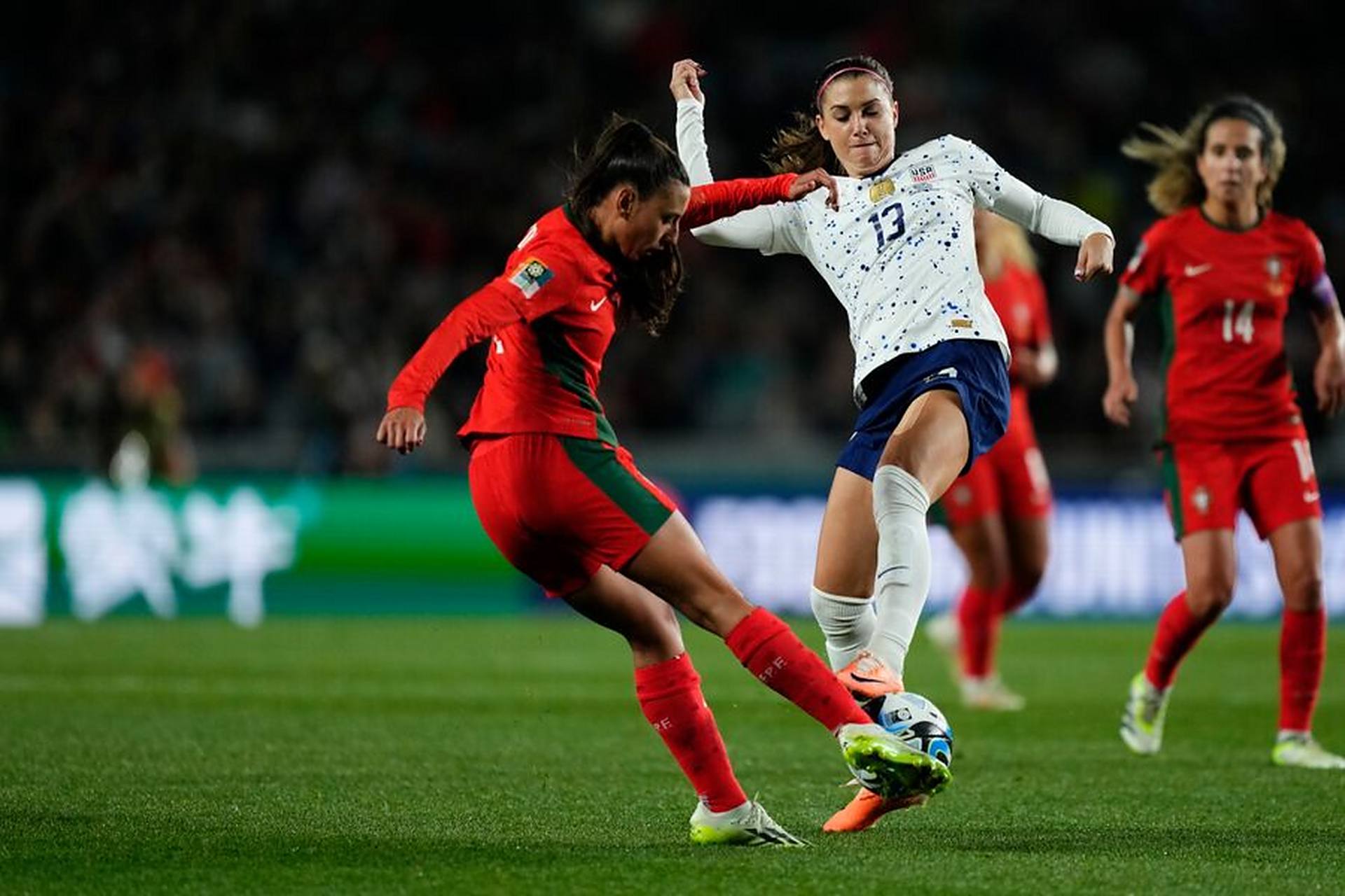 葡萄牙女足队员庆祝进球,取得胜利 葡萄牙女足队员庆祝进球,取得胜利