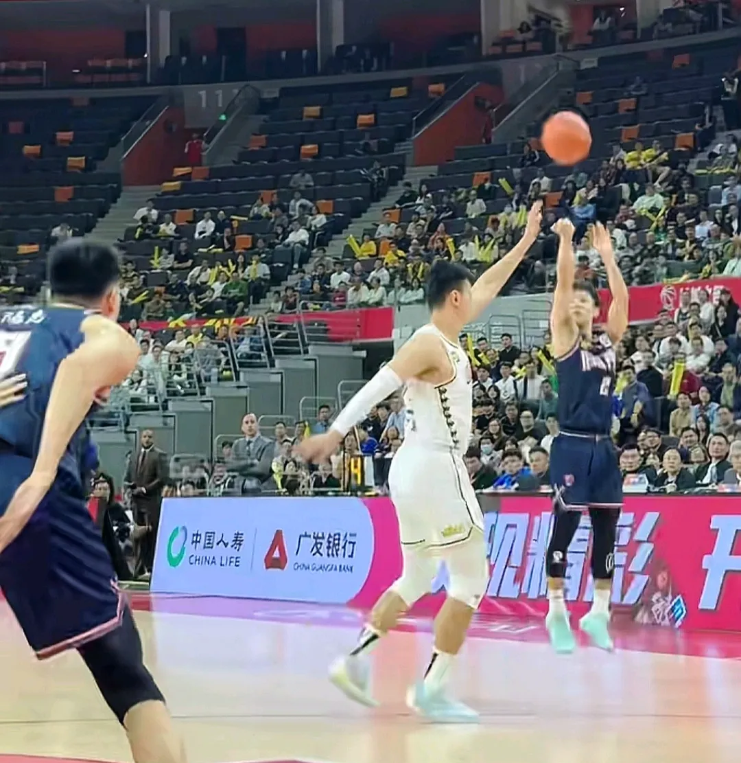 上海主场大胜福建,许钟豪狂砍40+轻取 上海主场大胜福建,许钟豪狂砍40+轻取