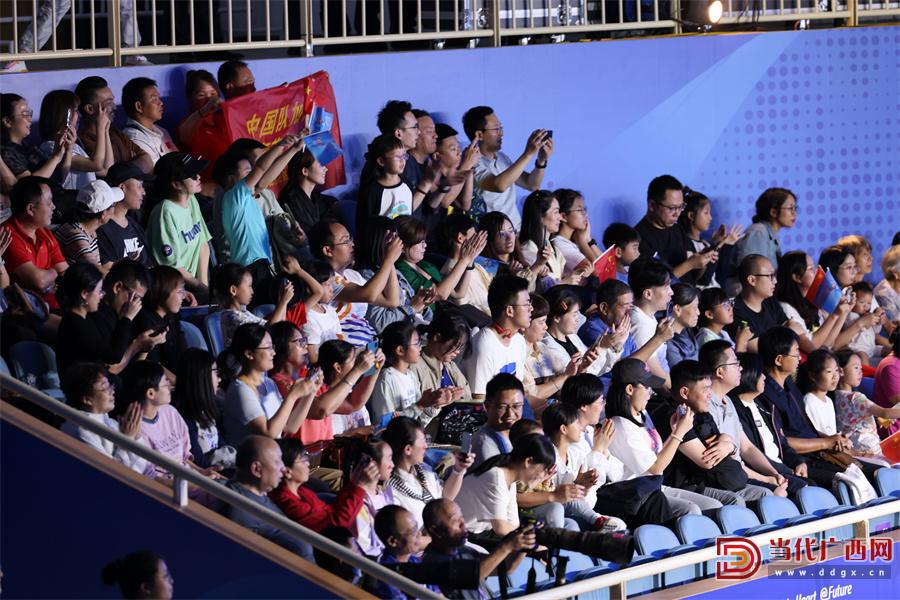 比赛现场观众热情高涨,气氛火爆 比赛现场观众热情高涨,气氛火爆