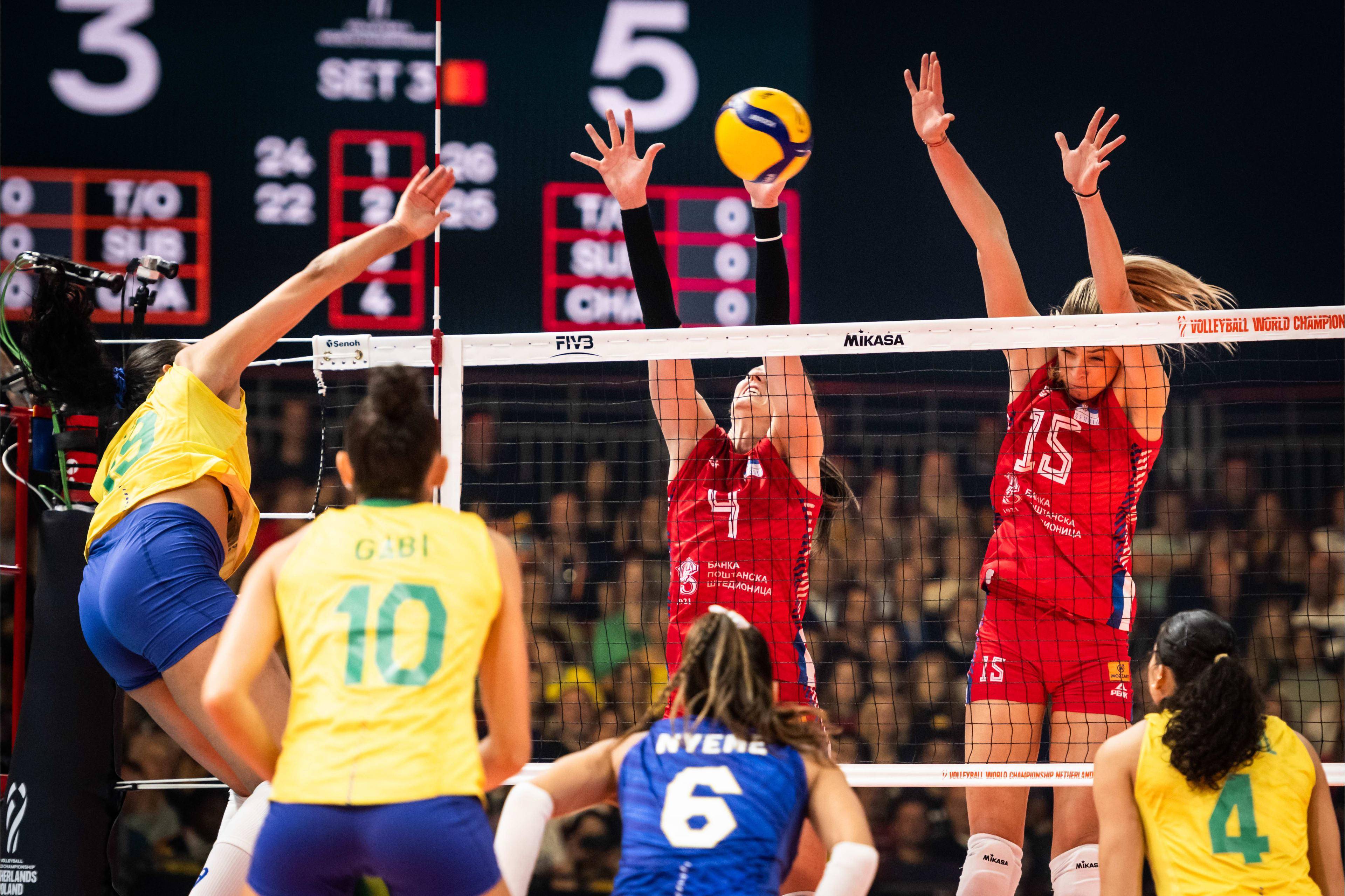 塞尔维亚队在排球比赛中奋力拼搏 塞尔维亚队在排球比赛中奋力拼搏