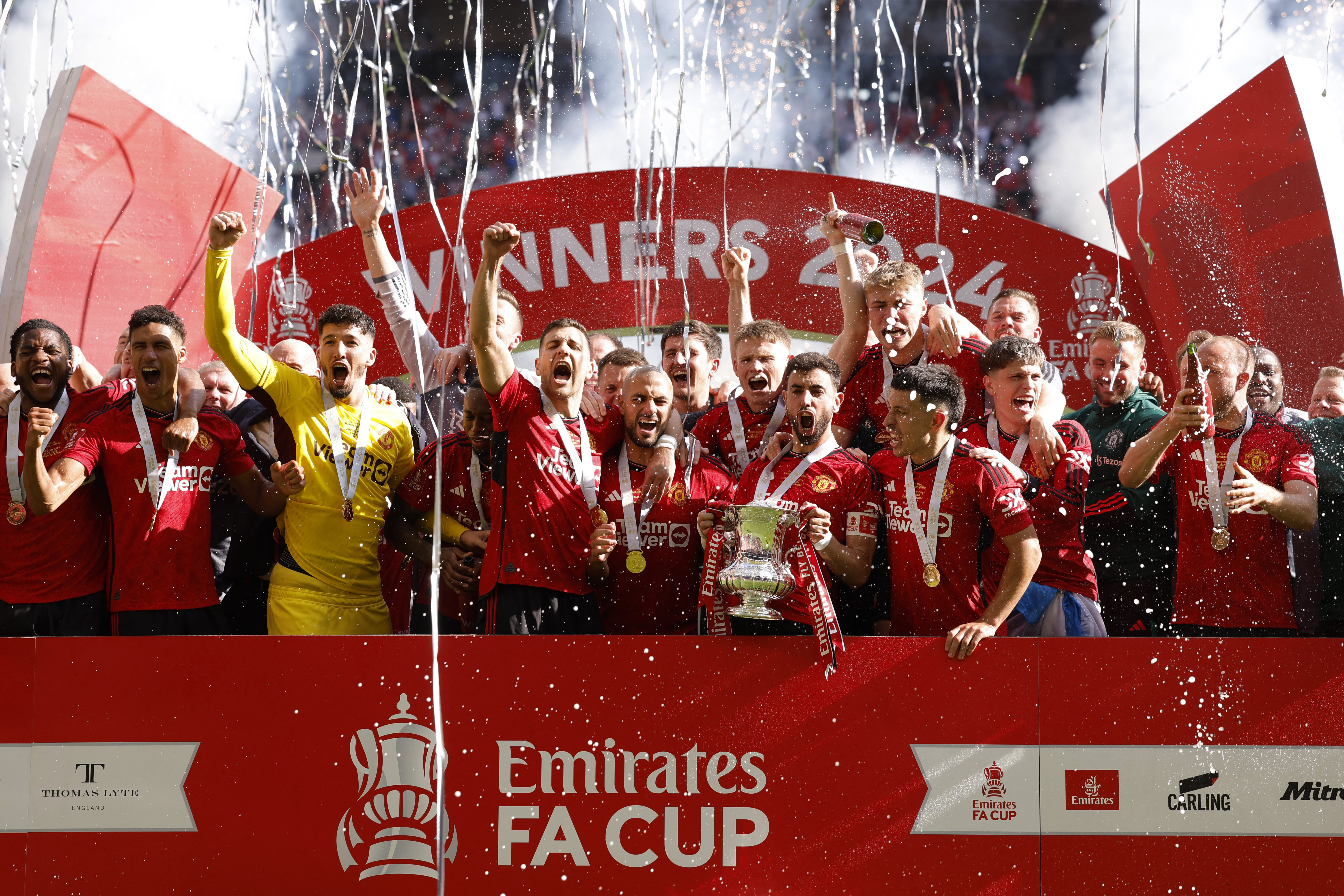 曼联球员参与球迷见面会,与球迷互动 曼联球员参与球迷见面会,与球迷互动