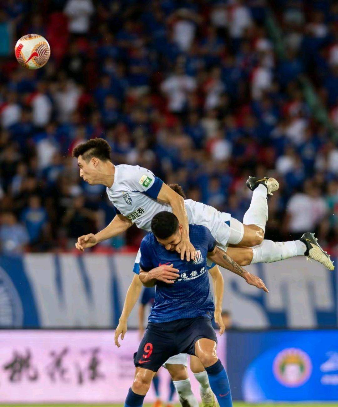 比赛激烈,亚洲足球强队决战亚冠联赛 比赛激烈,亚洲足球强队决战亚冠联赛