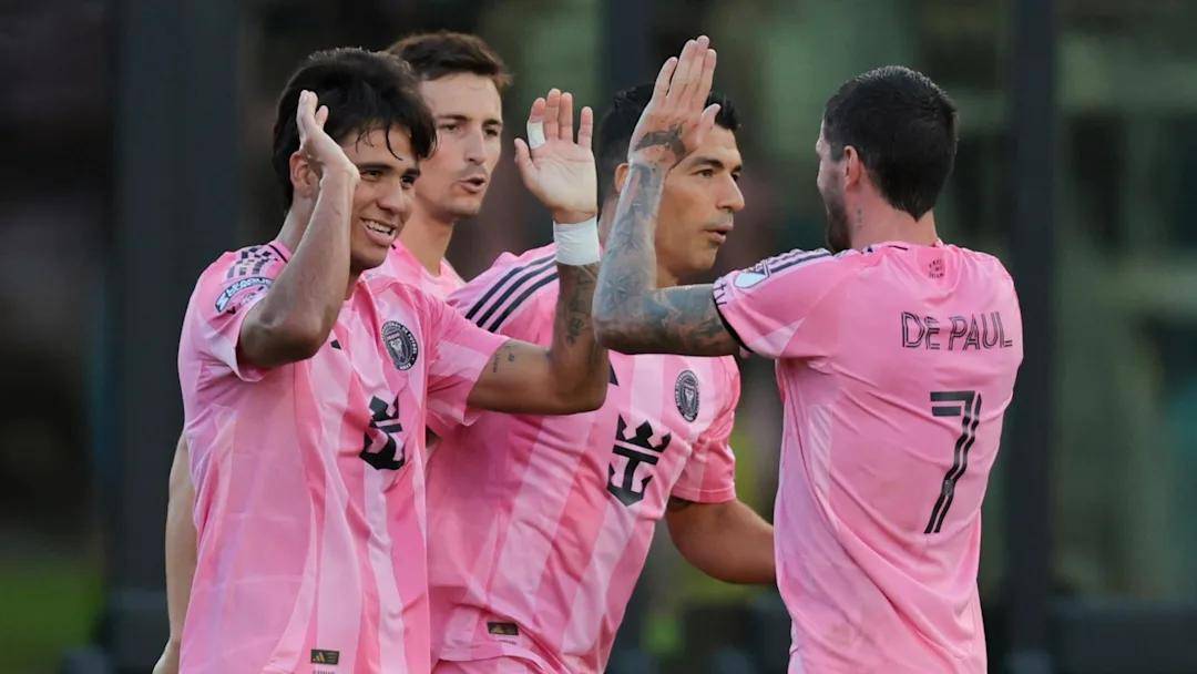 两队互不相让,比赛愈发激烈,胜负难以预料 两队互不相让,比赛愈发激烈,胜负难以预料