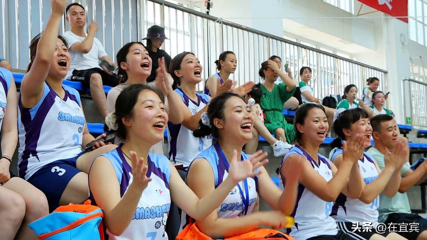 精彩比赛,球员们在场上表现出色引发观众热议 精彩比赛,球员们在场上表现出色引发观众热议