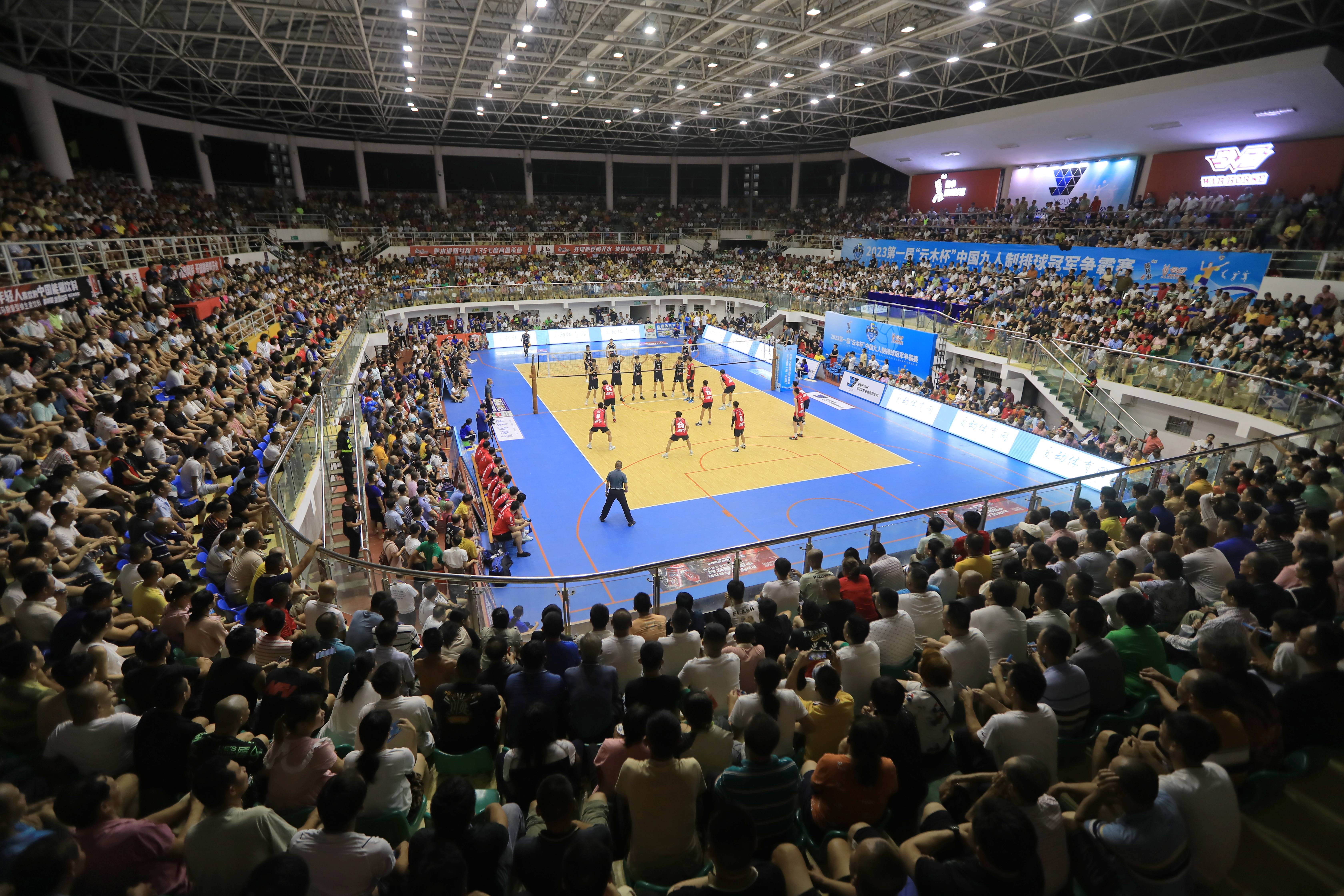 精彩比赛,球员们在场上表现出色引发观众热议 精彩比赛,球员们在场上表现出色引发观众热议