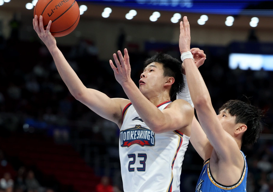 里尔客场压制对手,狂揽三分,势如破竹 里尔客场压制对手,狂揽三分,势如破竹